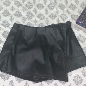 Leather Skirt/Short Size L